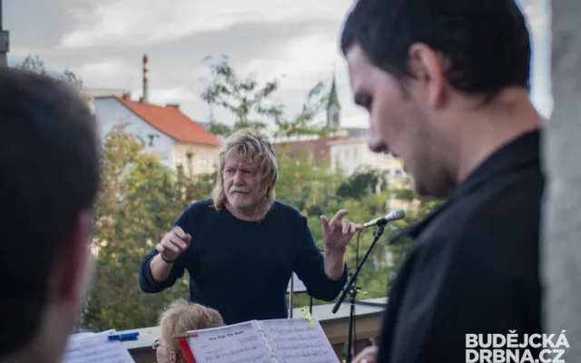 Koncert na balkoně pošty