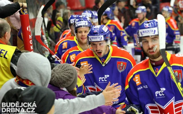 Martin Heřman při oslavě výhry s malými fanoušky