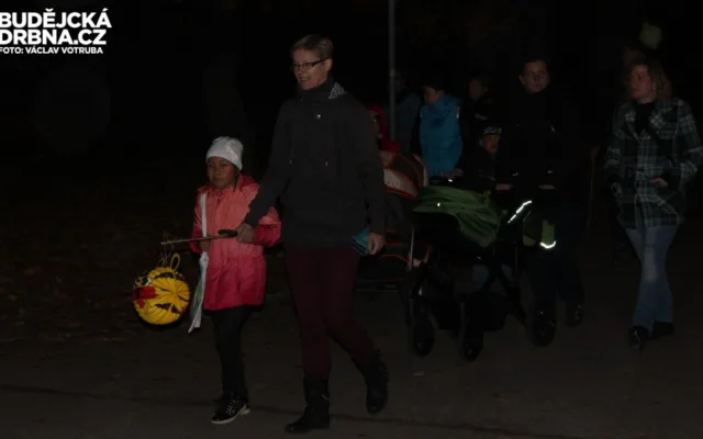 Českými Velenicemi prošel lampionový průvod již podesáté
