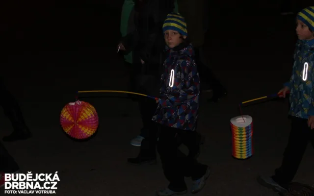 Českými Velenicemi prošel lampionový průvod již podesáté