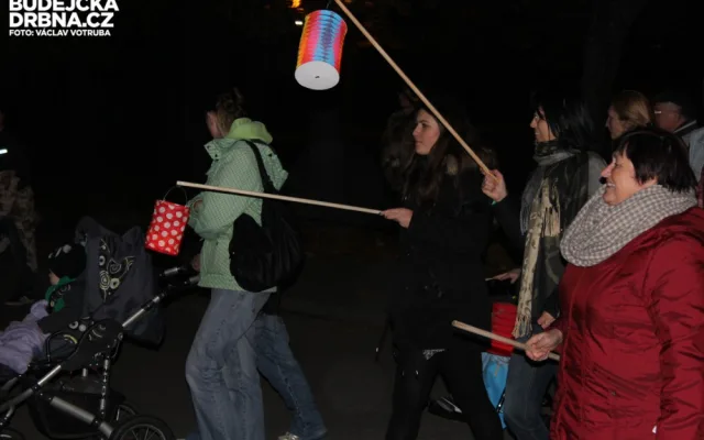 Českými Velenicemi prošel lampionový průvod již podesáté