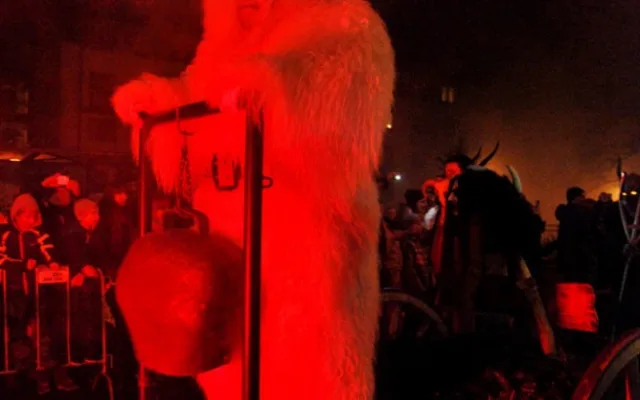Krampus na voze kopal kolenem do velkého zvonu