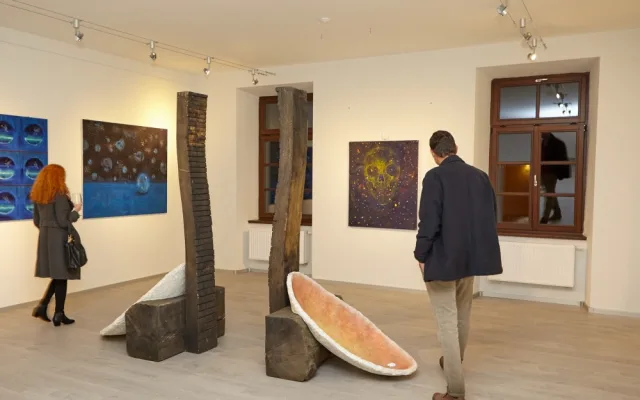 V Galerii Mariánská je k vidění netradiční výstava Bramborový salát