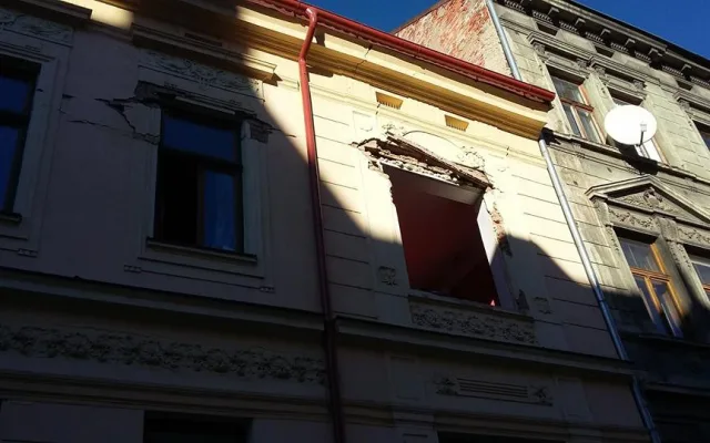 Ulice U Tří lvů uzavřena. Na místě vybuchla plynová bomba