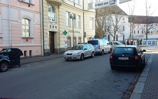 Ulice U Tří lvů uzavřena. Na místě vybuchla plynová bomba