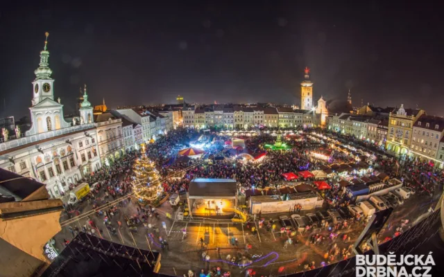 Budějcům zase po roce přiletěl popřát andělBudějcům zase po roce přiletěl popřát anděl
