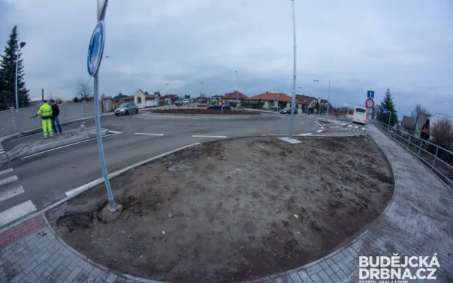 Okružní křižovatka v Roudném