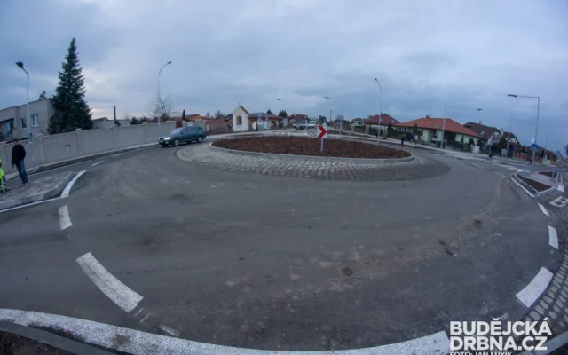 Okružní křižovatka v Roudném