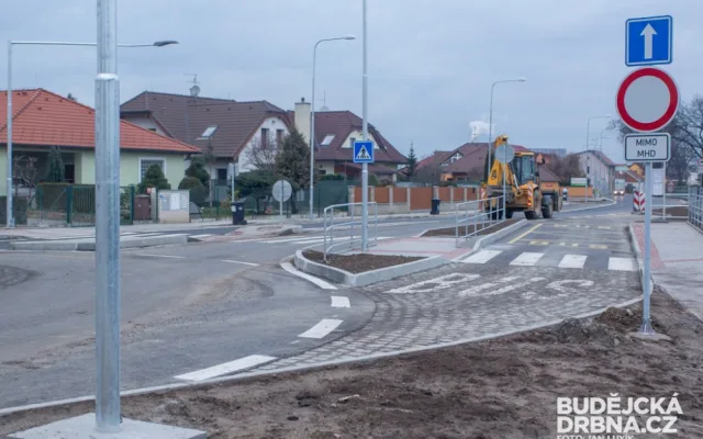 Okružní křižovatka v Roudném