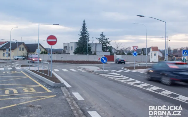 Okružní křižovatka v Roudném