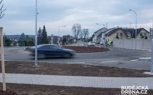 Okružní křižovatka v Roudném
