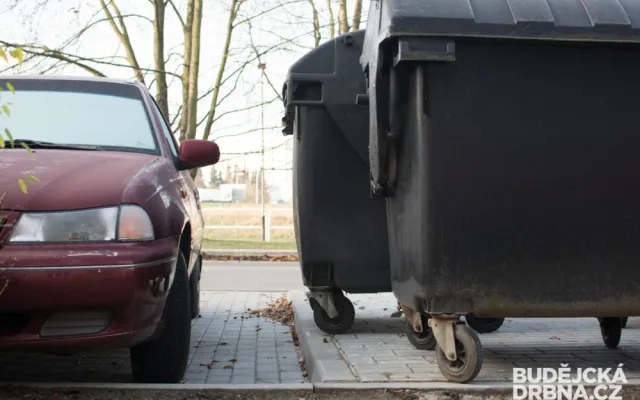 Kontejnery v ulici Plzeňská