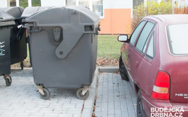 Kontejnery v ulici Plzeňská