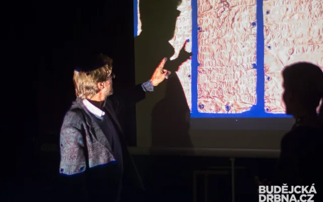 „Pod záštitou Flavia Enei (ředitel Museo del Mare e della Navigazione Antica v Santa Seveře) odkrýváme počátky evropské kultury. Snažíme se nejen přesunout tuny zeminy, ale i pochopit souvislosti a zasadit nové nálezy do historického kontextu. Přímé napoj
