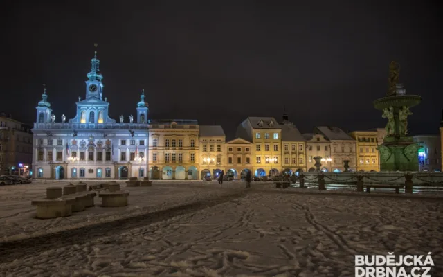 Noční zasněžené České Budějovice