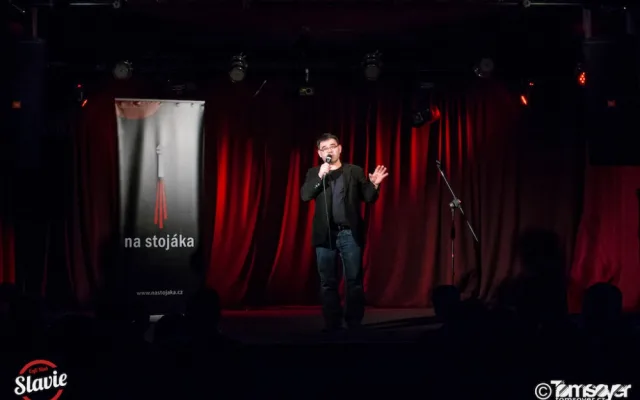 Na stojáka Live!