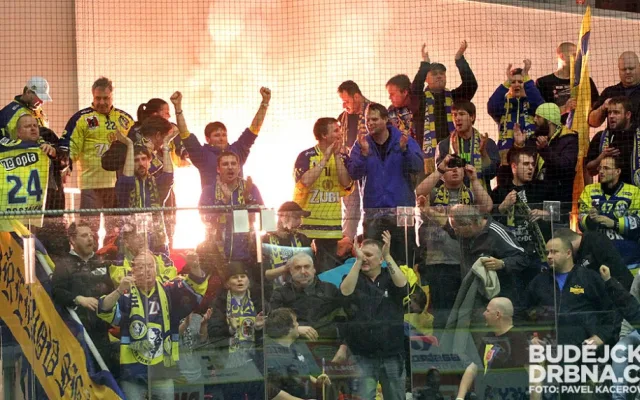 Fanoušci Přerova a jejich oslavné pyro