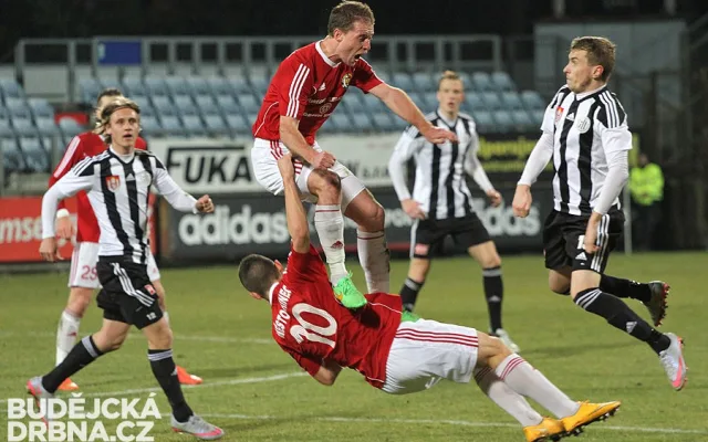 Jiří Mareš sleduje srážku hráčů Třince