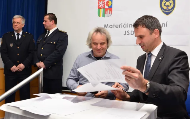 Na snímku hejtman Jiří Zimola a starosta Horní Plané Jiří Hůlka