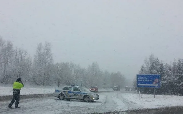 U Boršova uzavřela silnici hromadná nehoda.