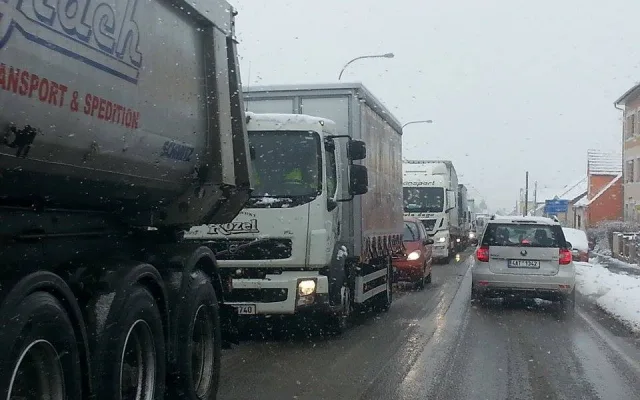 U Boršova uzavřela silnici hromadná nehoda.