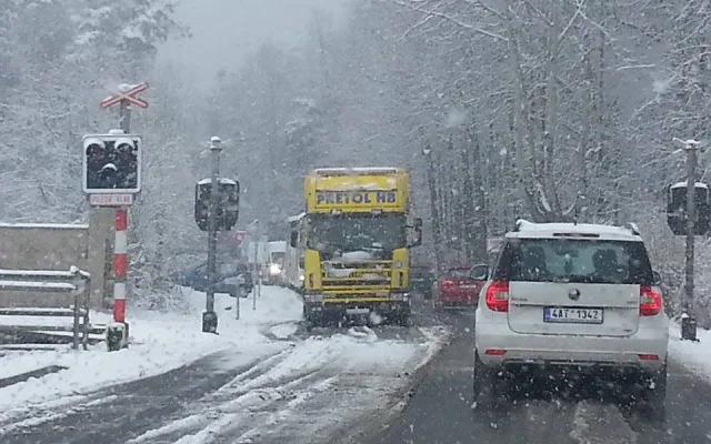 U Boršova uzavřela silnici hromadná nehoda.