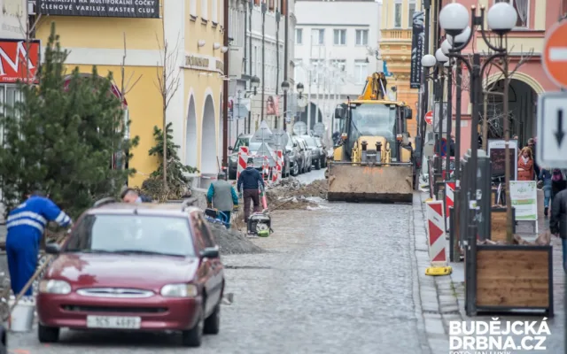 V ulici u divadla opět pracují bagry. Místním podnikatelům se to nelíbí