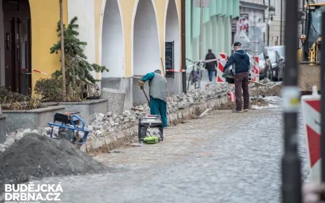 V ulici u divadla opět pracují bagry. Místním podnikatelům se to nelíbí