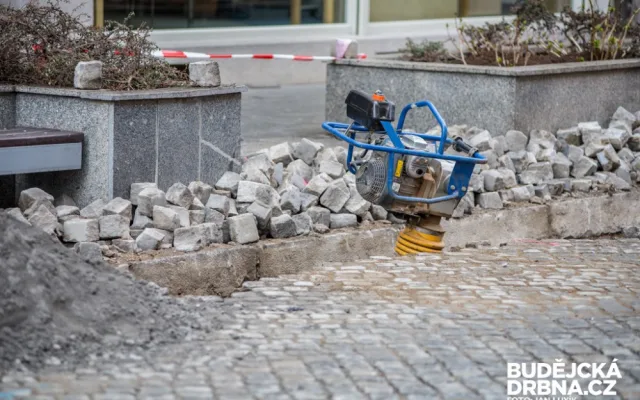 V ulici u divadla opět pracují bagry. Místním podnikatelům se to nelíbí