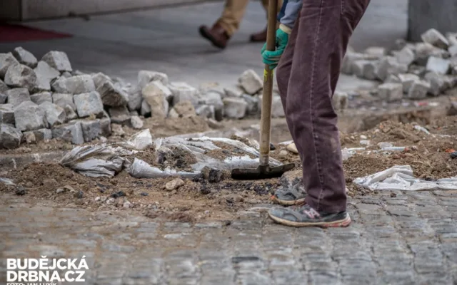 V ulici u divadla opět pracují bagry. Místním podnikatelům se to nelíbí