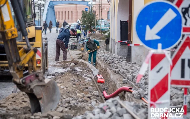 V ulici u divadla opět pracují bagry. Místním podnikatelům se to nelíbí