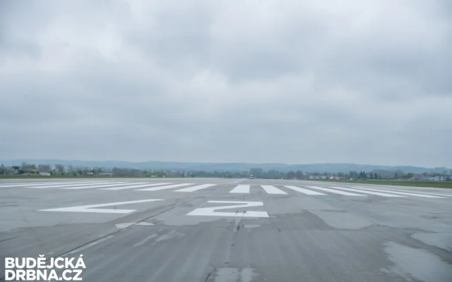 Přistávací a vzletová dráha s novým povrchem