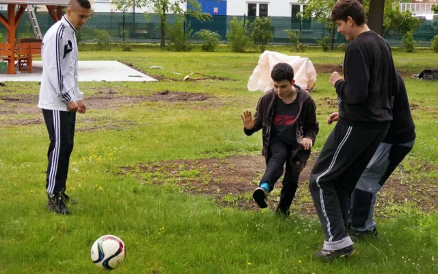 Fotbalisté Dynama navštívili Centrum Bazalka. Předali šek na 23 tisíc korun