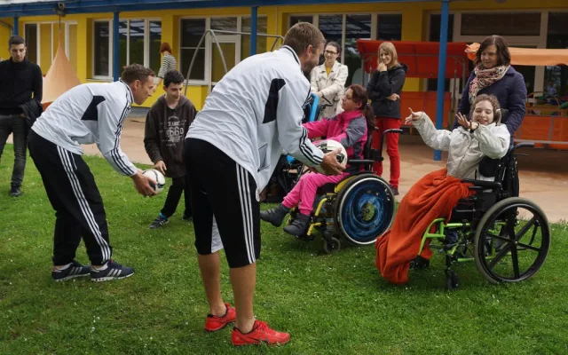 Fotbalisté Dynama navštívili Centrum Bazalka. Předali šek na 23 tisíc korun