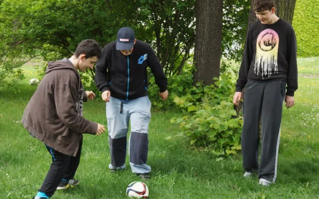 Fotbalisté Dynama navštívili Centrum Bazalka. Předali šek na 23 tisíc korun
