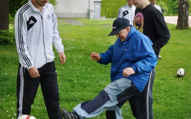 Fotbalisté Dynama navštívili Centrum Bazalka. Předali šek na 23 tisíc korun
