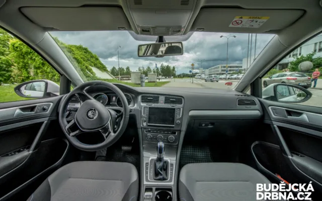 Volkswagen e-Golf při předání u Jaderné elektrárny Temelín