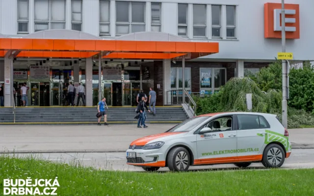 Volkswagen e-Golf při předání u Jaderné elektrárny Temelín