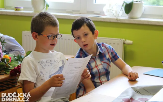 Předávání vysvědčení na ZŠ Vl. Rady