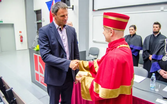 Hejtman Jiří Zimola přebírá od rektora Marka Vochozky Zlatou medailí VŠTE za velké zásluhy na její rozvoj