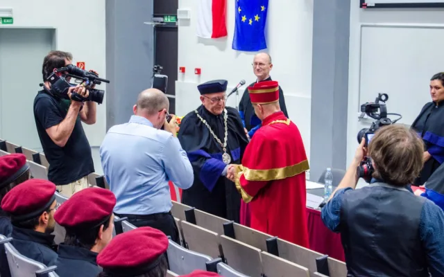 Zlatou medaili za rozvoj školy převzal rovněž profesor Jan Váchal