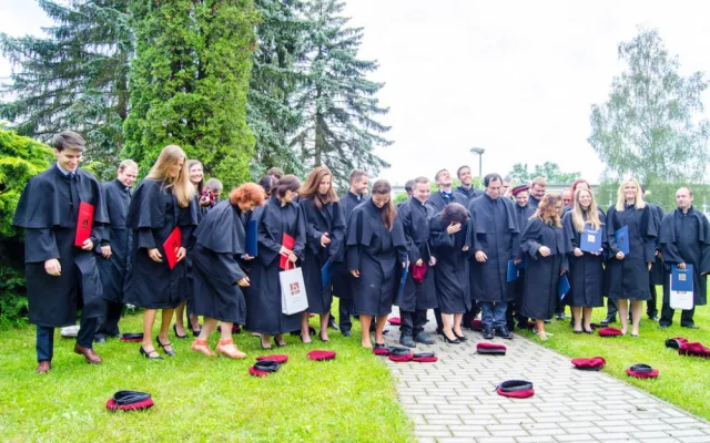 Na VŠTE promovali první absolventi, kteří získali titul Ing. za technický obor