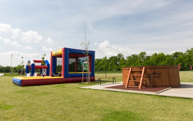 Dětský nafukovací park ve Sportovně relaxačním areálu Hluboká nad Vltavou