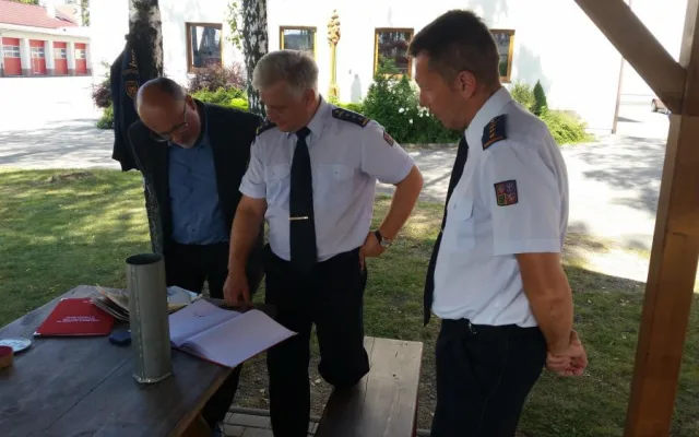 Vzkaz pro budoucí generace: Hasiči uložili cenné dokumenty do věžičky