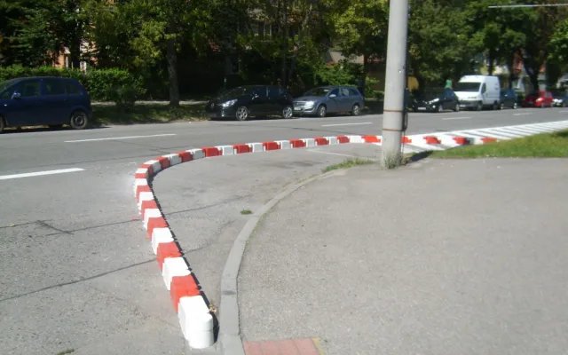 V ulici Jana Opletala ubylo deset parkovacích míst. Místní nad dopravním řešením kroutí hlavou