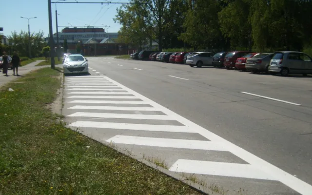V ulici Jana Opletala ubylo deset parkovacích míst. Místní nad dopravním řešením kroutí hlavou