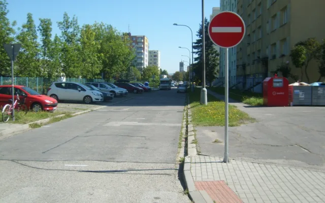 V ulici Jana Opletala ubylo deset parkovacích míst. Místní nad dopravním řešením kroutí hlavou