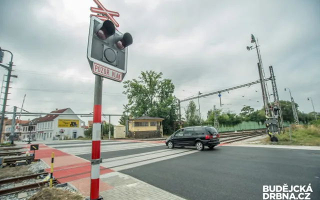 Železniční přejezd na Novohradské ulici