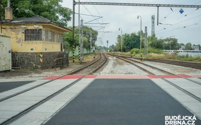 Železniční přejezd na Novohradské ulici