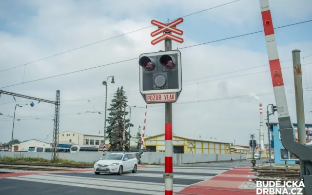 Železniční přejezd na Novohradské ulici